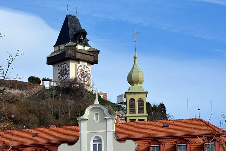 Auch vom Mariahilferplatz ist der Grazer Uhrturm gut zu sehen