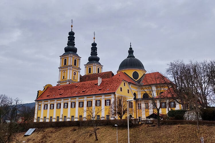 Vom Parkplatz sieht man die Basilika Mariatrost
