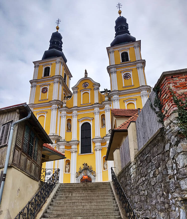 Die Treppe und die Basilika Mariatrost von vorne