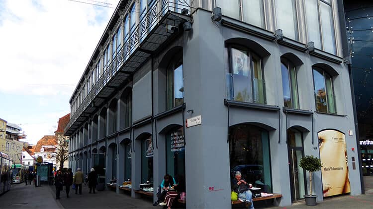 Das Eiserne Haus - Fassade vor dem Hunsthaus