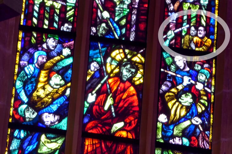 Glasfenster in der Stadtpfarrkirche | Nicht unumstritten: Zwei Diktatoren verspotten Jesus