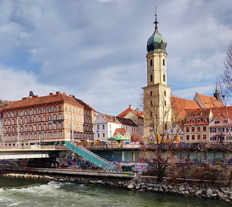 Franziskanerkirche Graz: Von der anderen Mur-Seite aus fotografiert