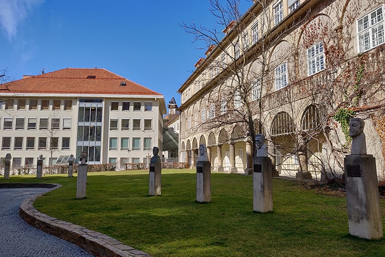 Ehrengalerie mit Büsten berühmter Steirer im Zwischenhof der Burg Graz
