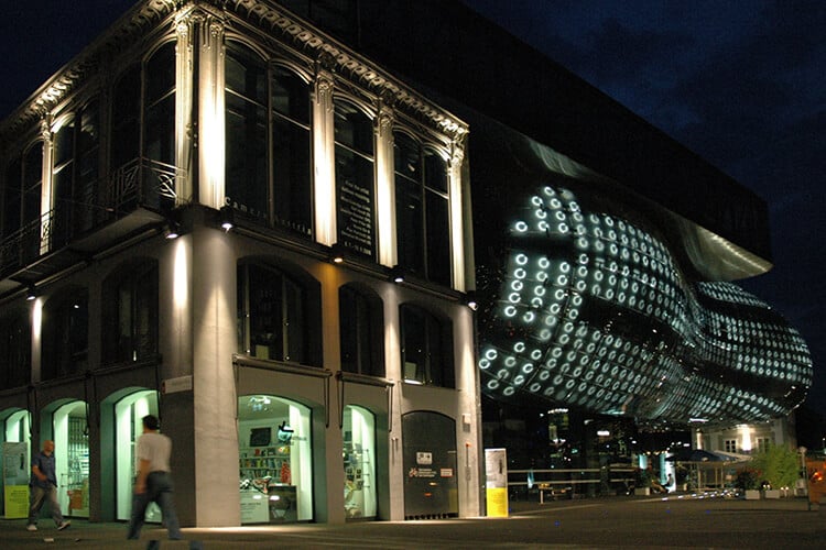 Die BIX Fassade des Grazer Kunsthauses bei Dunkelheit