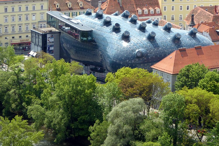Das Kunsthaus Graz vom Schlossberg aus fotografiert