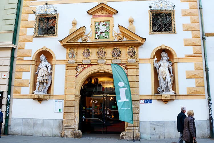 Der Eingang zum Landeszeughaus in der Grazer Herrengasse