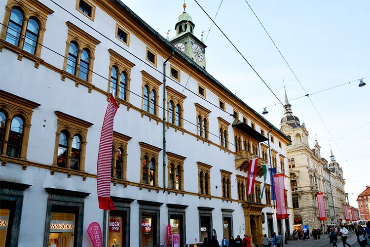 Das Landhaus und das Rathaus von der Herrengasse aus fotografiert