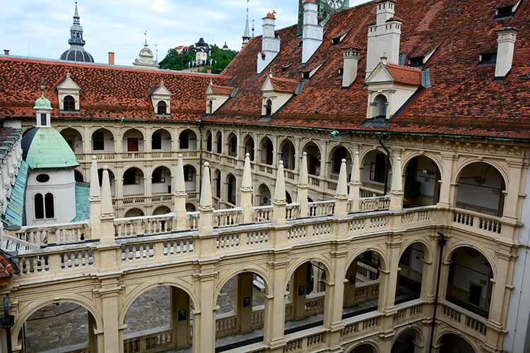 Der Landhaushof mit Rathaus-Turm und Uhrturm aus dem Landeszeughaus (letzter Stock) fotografiert