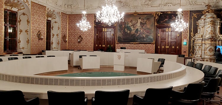 Landtagssitzungssaal im Landhaus