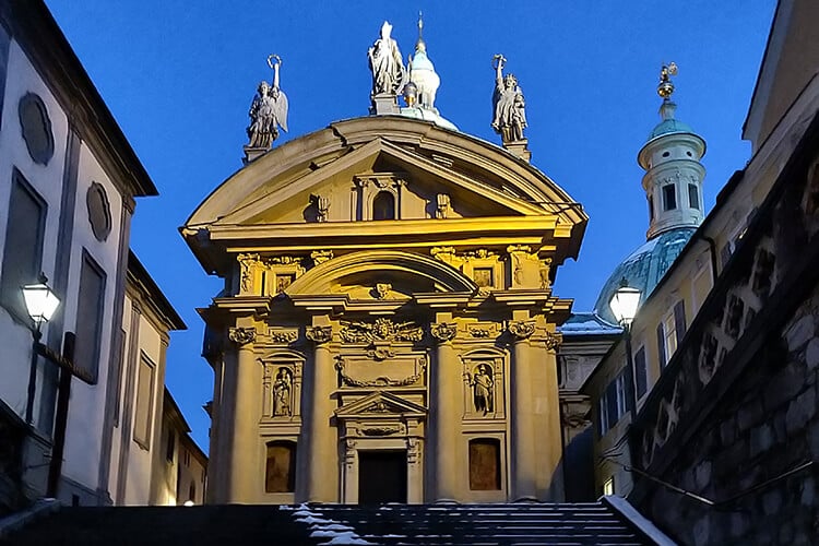 Das Mausoleum - abends beleuchtet