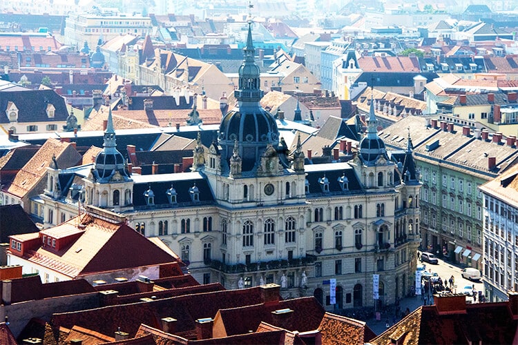 Rathaus und Hauptplatz vom Schloßberg aus fotografiert