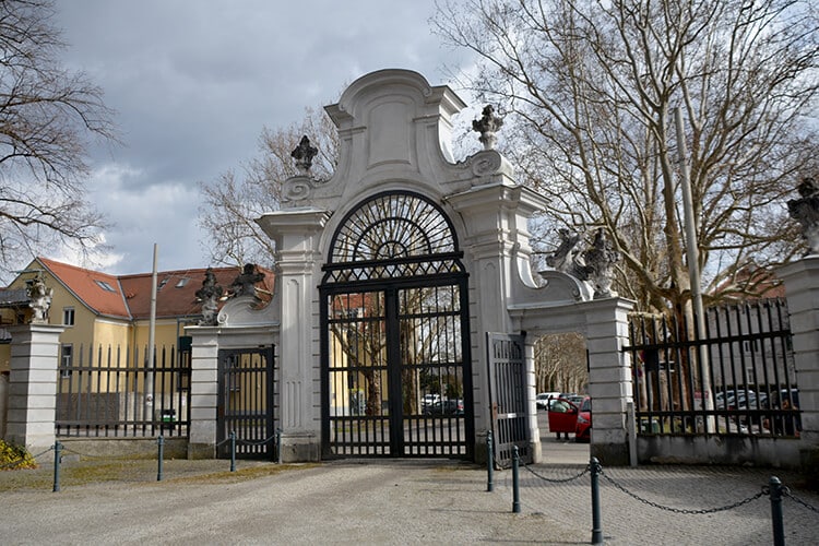 Das eindrucksvolle Haupttor - Zugang zum Park und dem Schloss