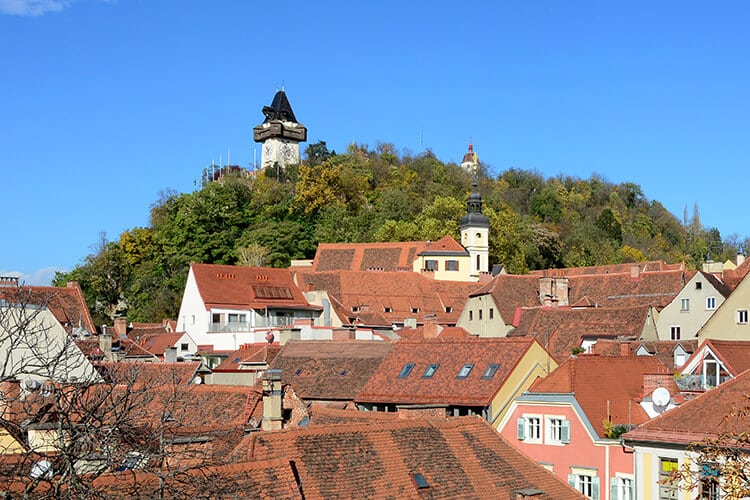 Der Schloßberg - mit dem Uhrturm und der Spitze des Glockenturms