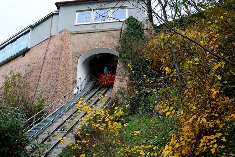 Die Panoramagondel der Schloßbergbahn in der Bergstation