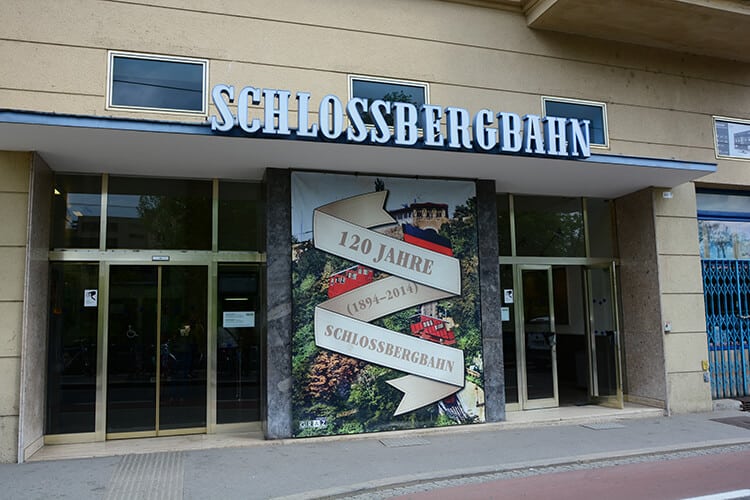 Die Talstation der Schloßbergbahn