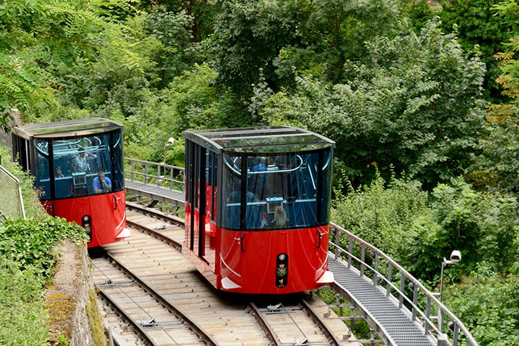 Die Schloßbergbahn auf der Strecke nach oben und unten