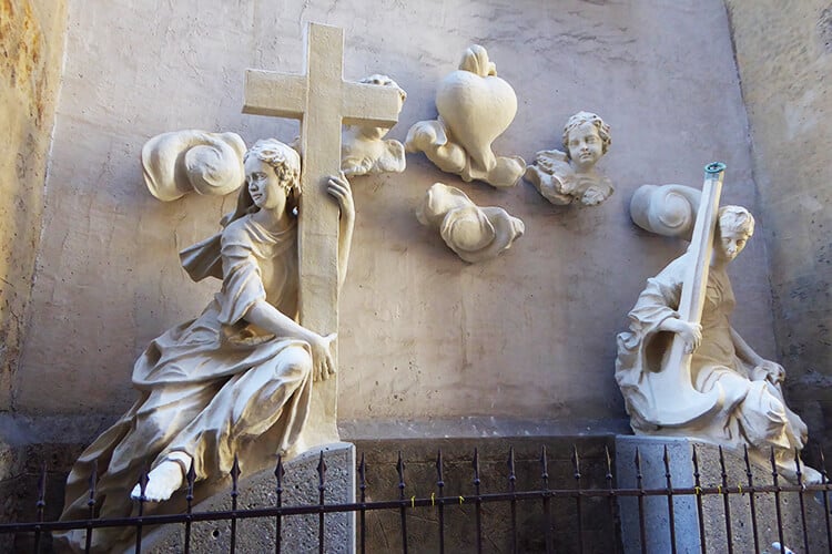 Statuen auf der Außenseite der Kirche