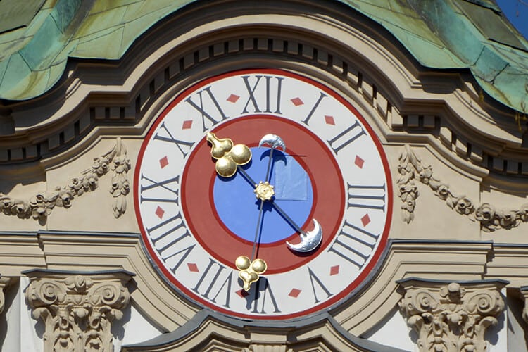 Die Uhr auf der Kirchturmspitze ist weithin sichtbar