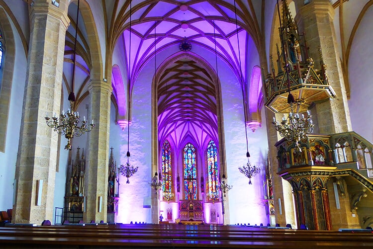 Das Netzrippengewölbe, die Kanzel und der Innenraum der gotischen Hallenkirche