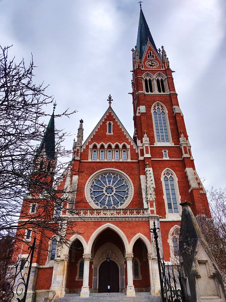 Die Herz-Jesu Kirche von vorne