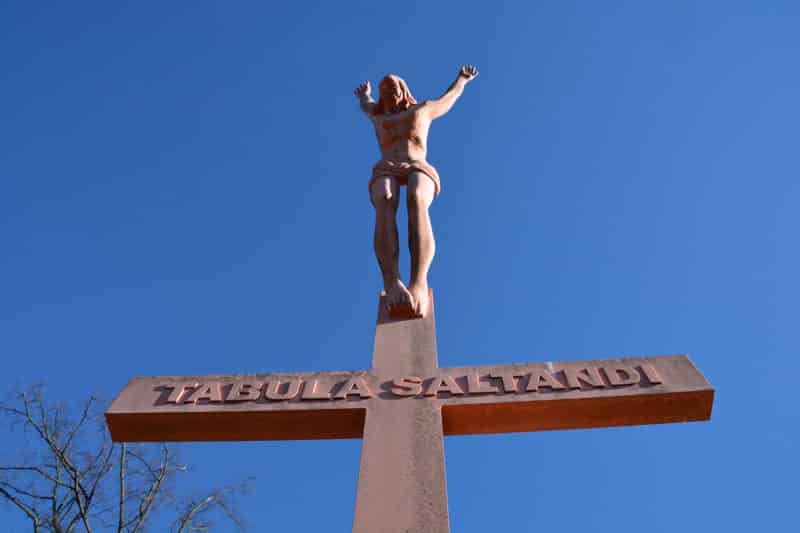 Jesus springt vom Kreuz ("Tabula Saltandi") eine Skulptur des Künstlers Werner Hofmeister am Fuße des Grazer Kalvarienbergs