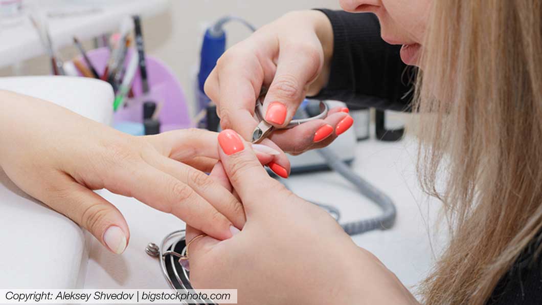 Nagelstudio Graz - Nageldesignerin mach Frau die Nägel