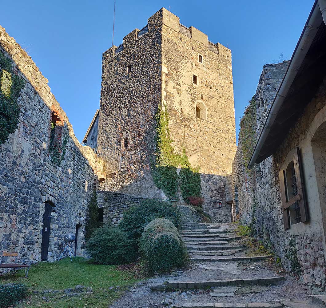 Der Bergfried der Burgruine Gösting