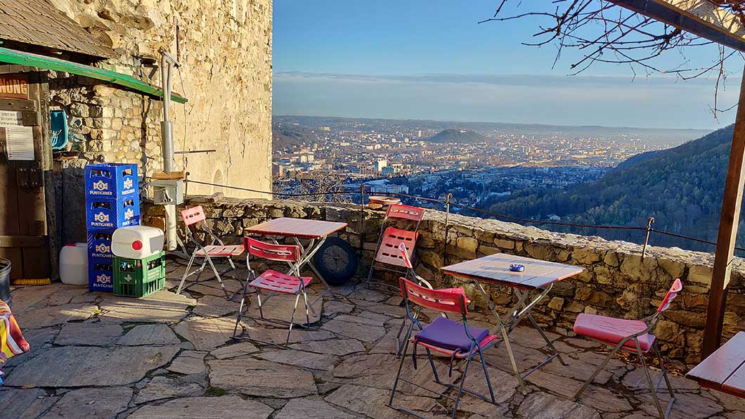Der Terrasse der Burg-Taverne bei wunderbarem Herbstwetter.