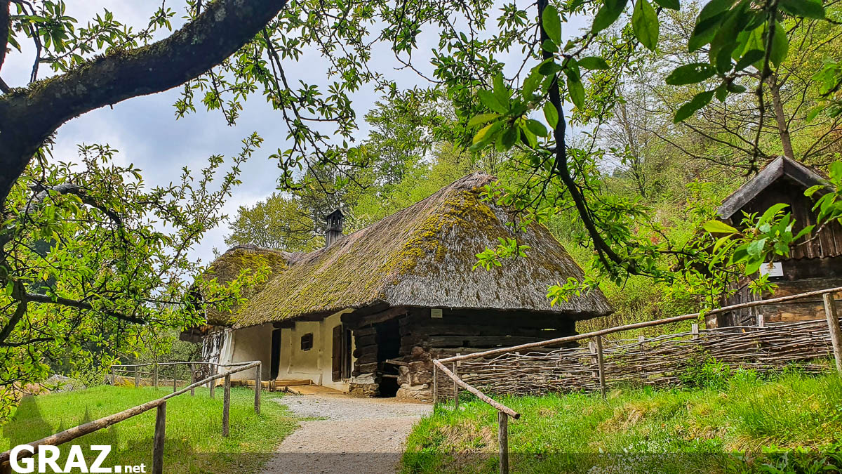 freilichtmuseum-stuebing-maibaum-aufstellen_02