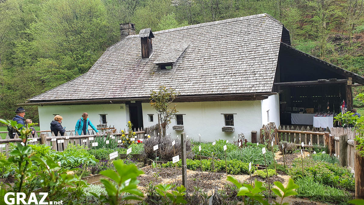 freilichtmuseum-stuebing-maibaum-aufstellen_03