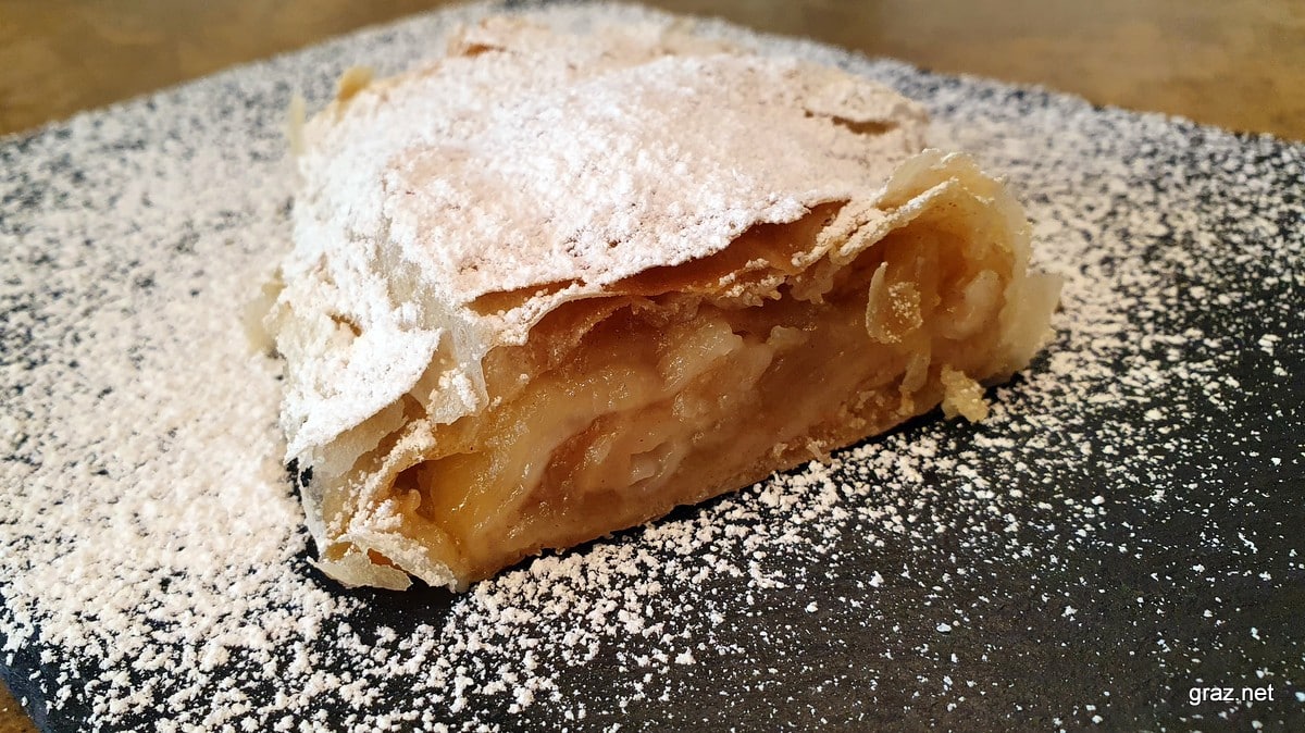 Köstlicher Apfelstrudel - Rezept - Strudel mit detaillierter Anleitung ...