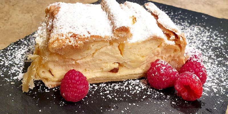 Topfenstrudel mit Blätterteig und flaumiger Fülle - Rezept