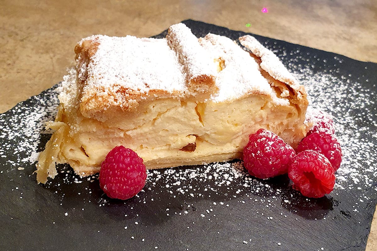 Topfenstrudel mit Blätterteig und flaumiger Fülle - Rezept