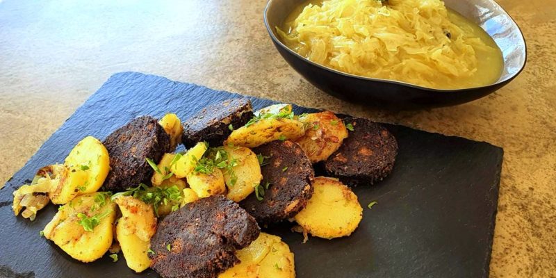 Blunzengröstl Rezept - mit Erdäpfel und knuspriger Blutwurst