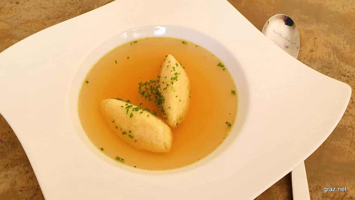 Flaumige Grießnockerl - Rezept für eine köstliche Grießnockerlsuppe