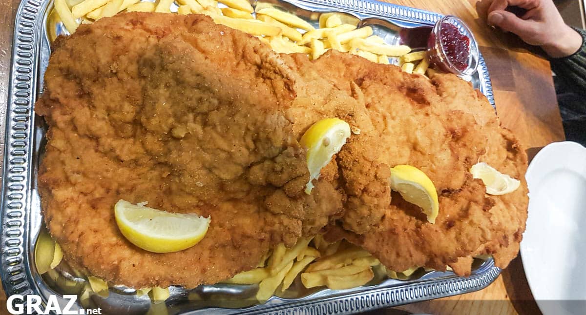 Schnitzelplatte mit Pommes bei "zu den 3 goldenen Kugeln" in Graz