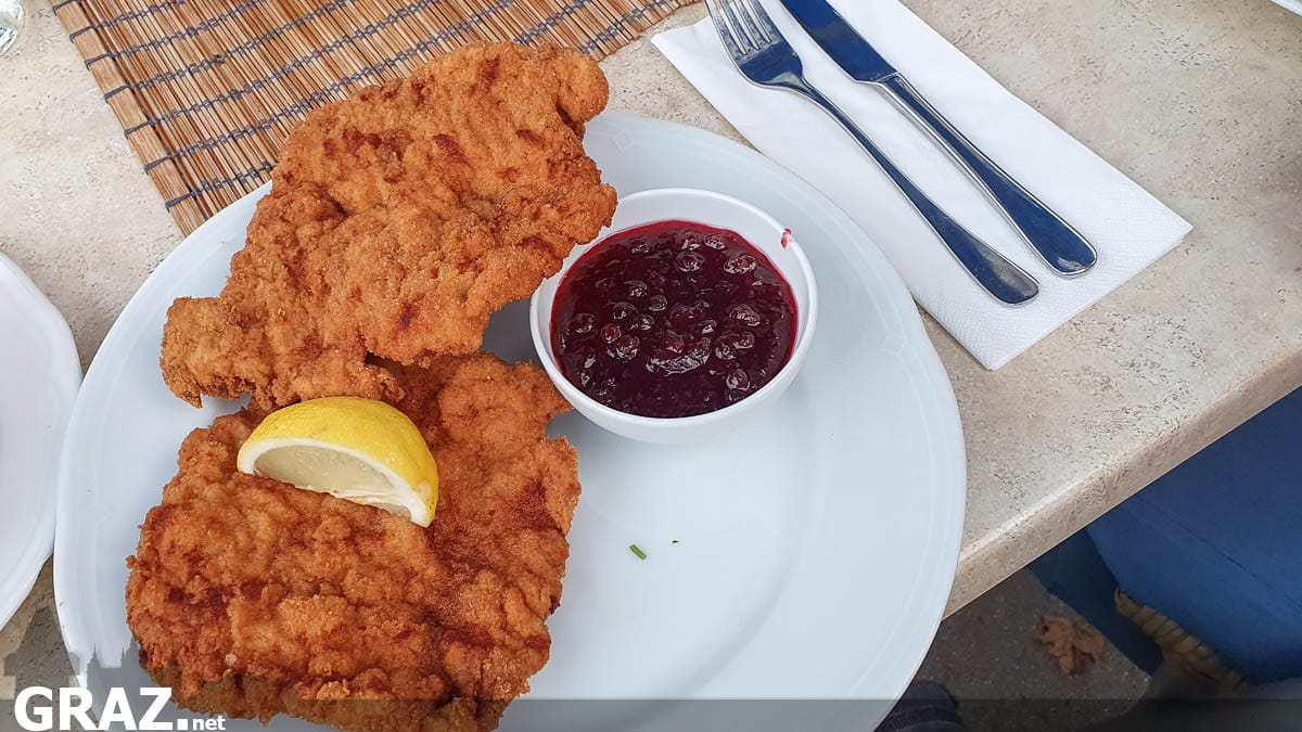 Wienerschnitzel mit Preiselbeeren in der Gaisbergstubn Graz