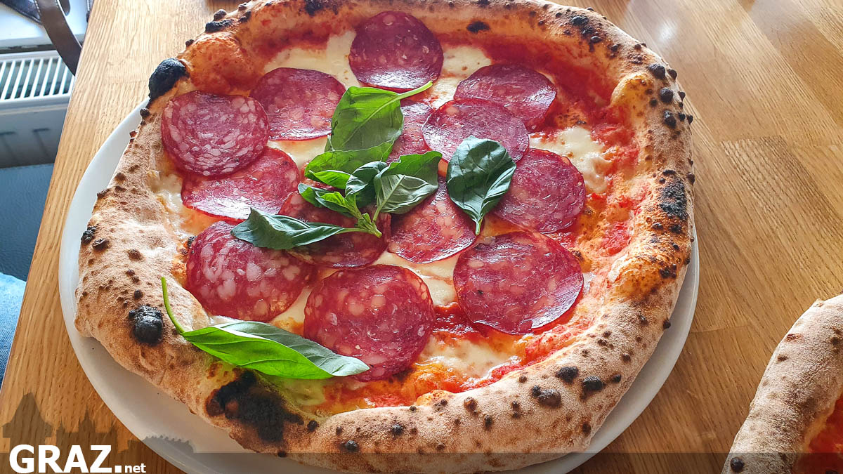 Pizza Salami im Galliano