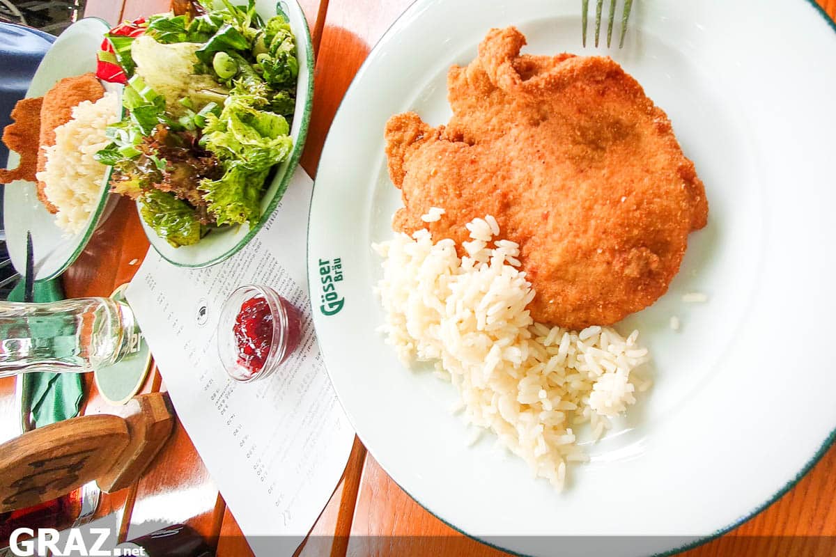 Wiener SChnitzel und gemischter Salat im Gösser Bräu Graz