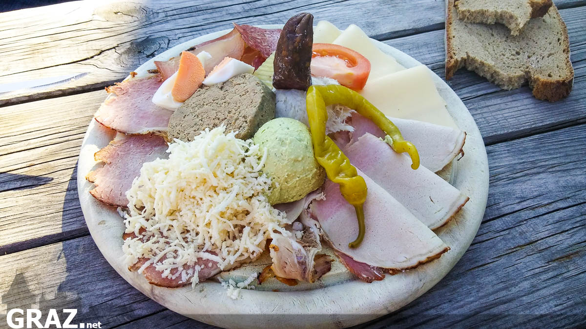 Brettljause im Bergheurigen am Fürstenstand