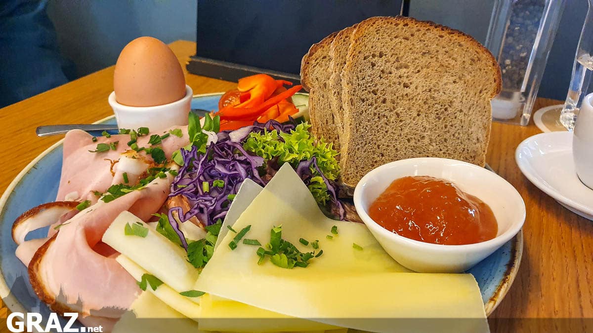 Klassisches Frühstück in der scherbe