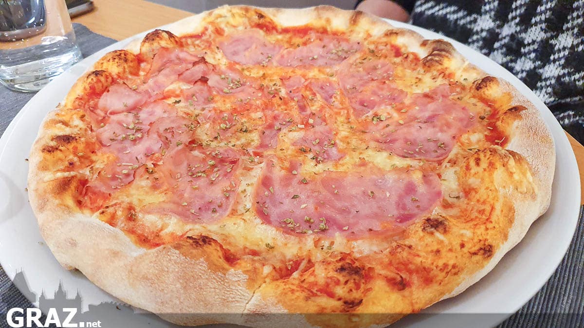 Pizza in der Pizzeria Rimini