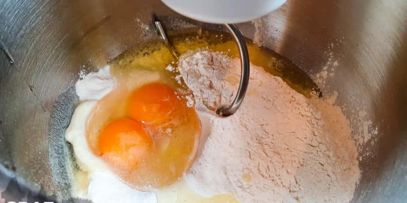 Mehl, Eier und Wasser für den Nudelteig