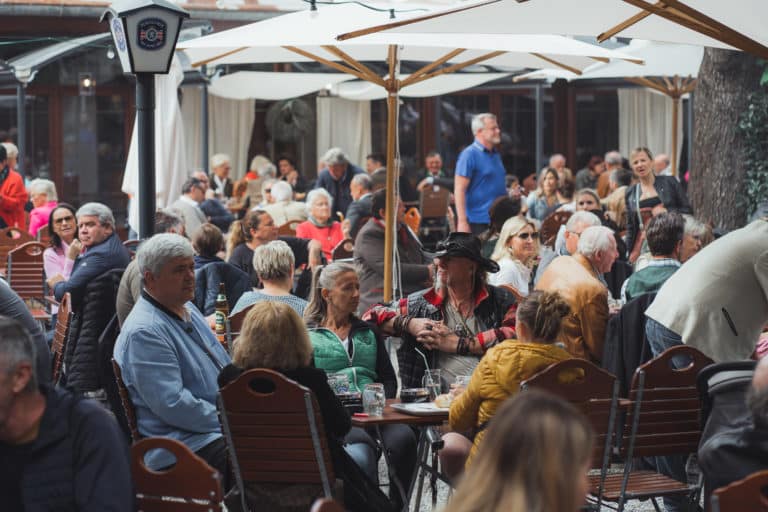 Blasmusik, Volkstanz und Bieranstich bei 1.-Mai-Feier im neuen Brauhaus Puntigam