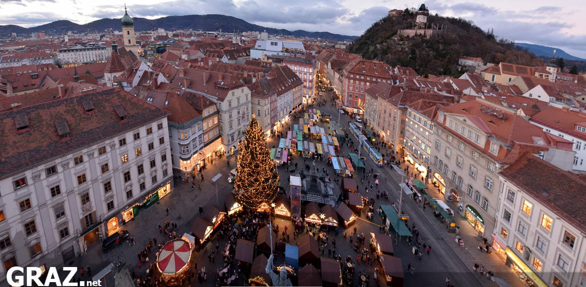 Der Grazer Hauptplatz mit Christkindlmarkt - vom Rathaus-Turm aus fotografiert