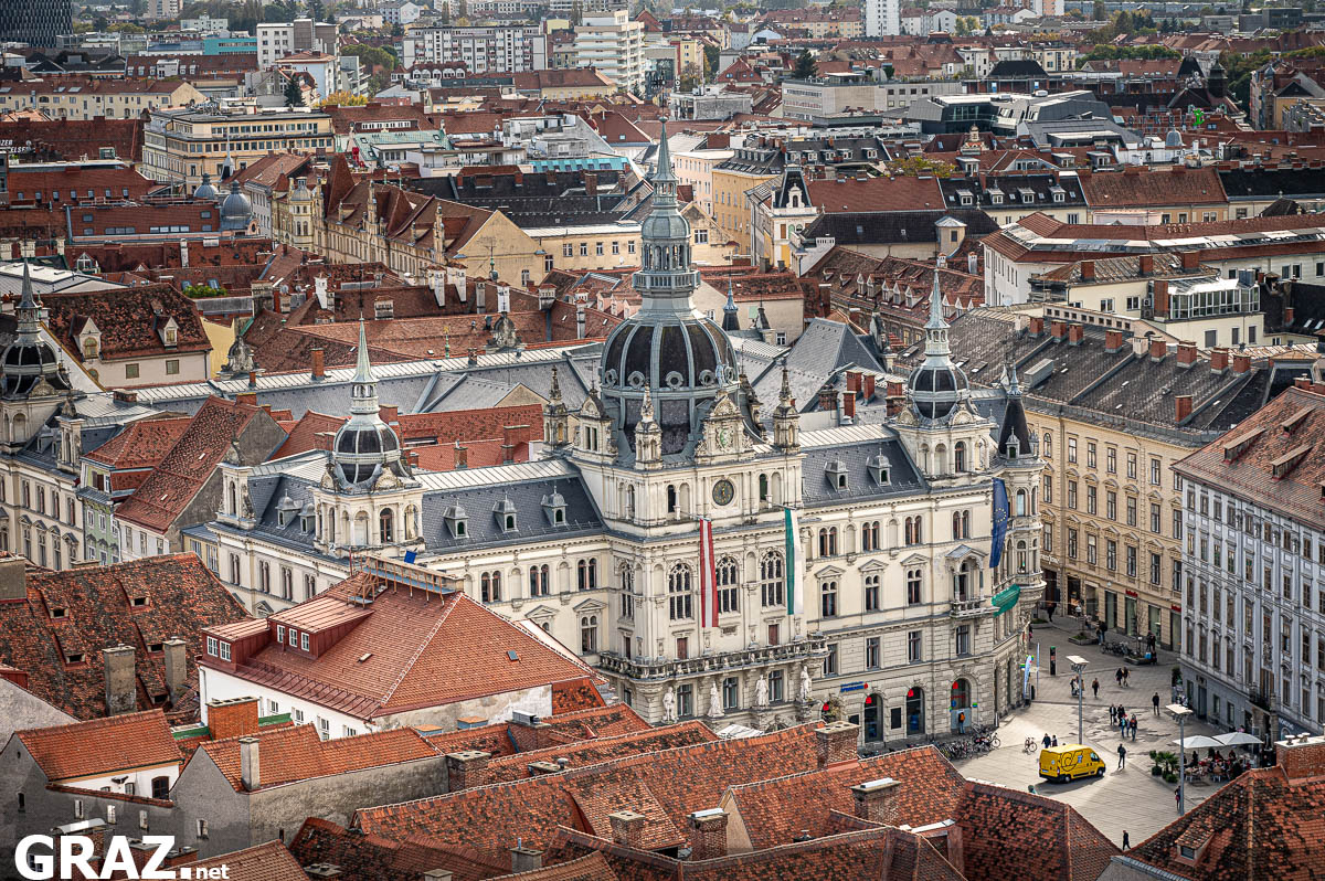 Ein Teil des Grazer Hauptplatzes und das Rathaus vom Schloßberg aus fotografiert