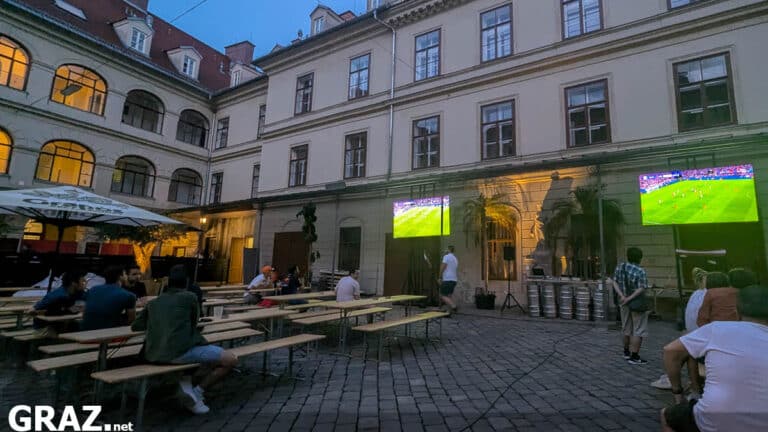 Biergarten im Innenhof des Steinfeldhauses