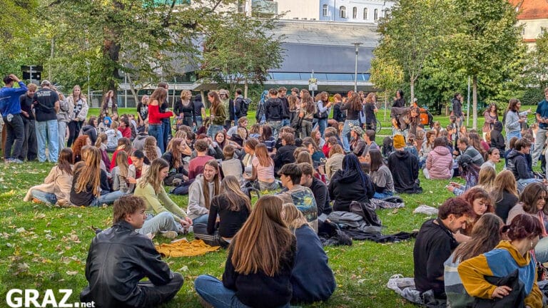 Trotz Absage kamen hunderte zu „Pudding mit Gabel“ in Graz in den Augarten