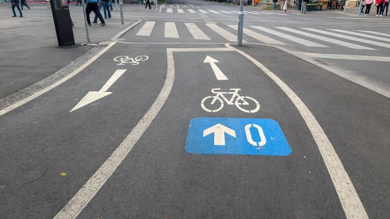 Neue Radmarkierungen im Zentrum: Was die Zeichen bedeuten und wie sie lenken