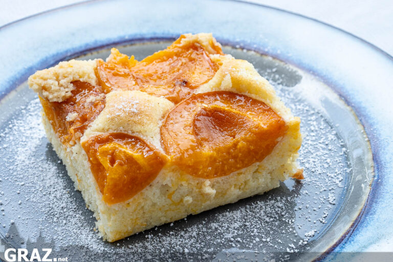 Saftiger Marillenkuchen vom Blech mit frischen Marillen